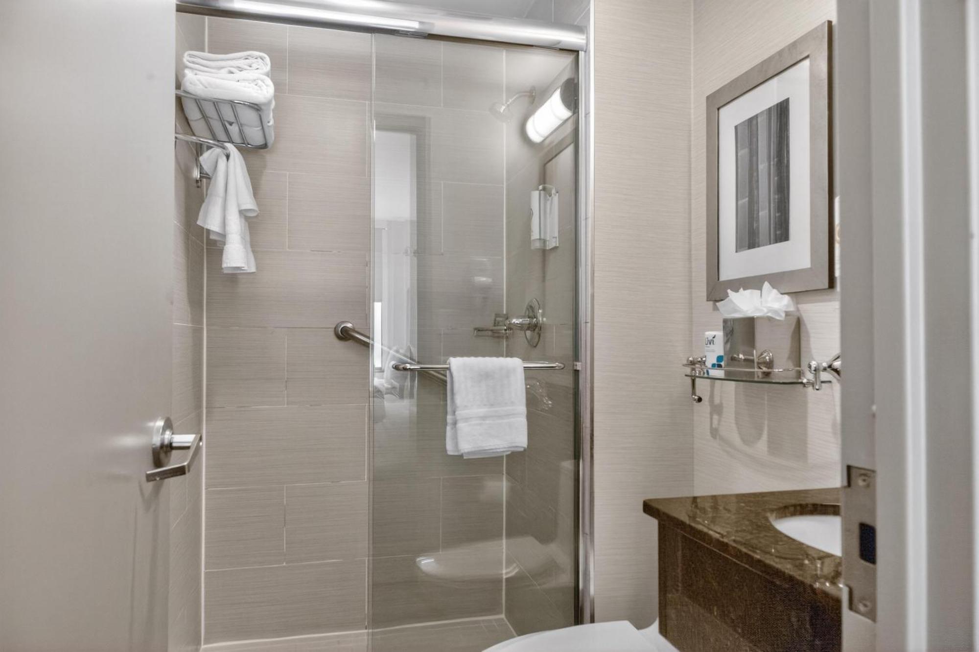 Quarto Queen com Cabina de Duche ao Nível do Chão - Acesso a Pessoas com Mobilidade Condicionada/Não Fumador